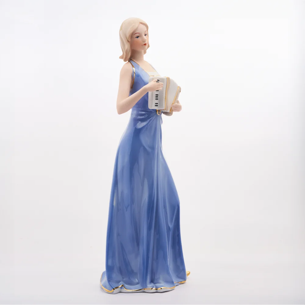 WOMAN PLAYING THE ACCORDION